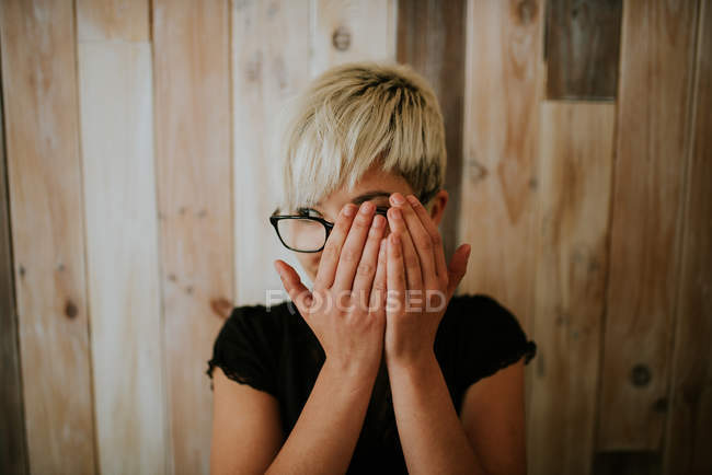 Menina escondendo rosto com as mãos — Fotografia de Stock