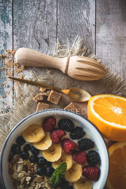 Ciotola di frullato con frutta — Foto stock