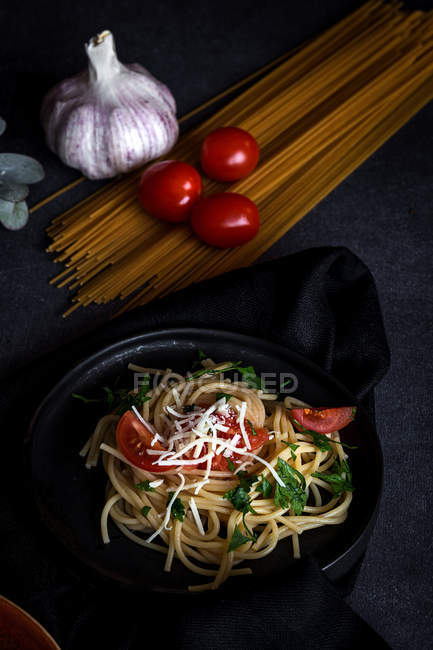 Spaghetti with tomatoes and cheese — Stock Photo