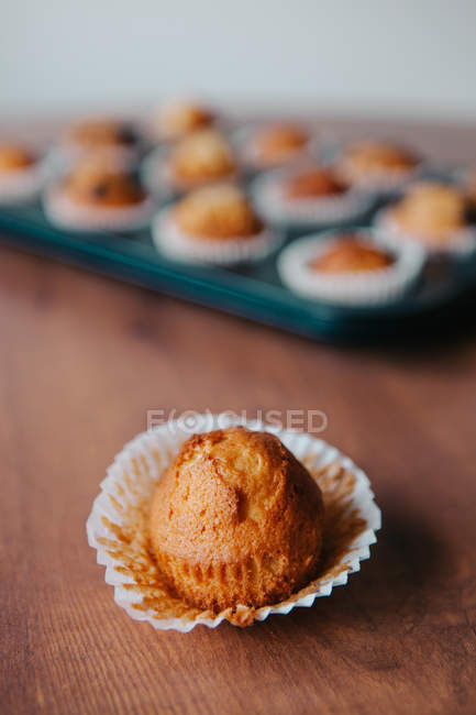 Vista de perto de muffins caseiros com chocolate em invólucro — Fotografia de Stock