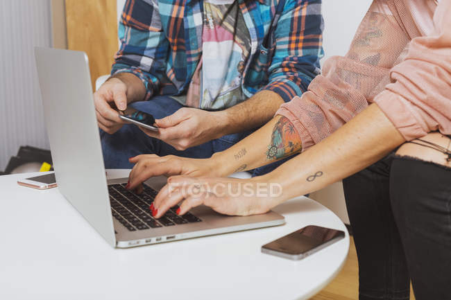 Mains féminines tapant sur ordinateur portable — Photo de stock