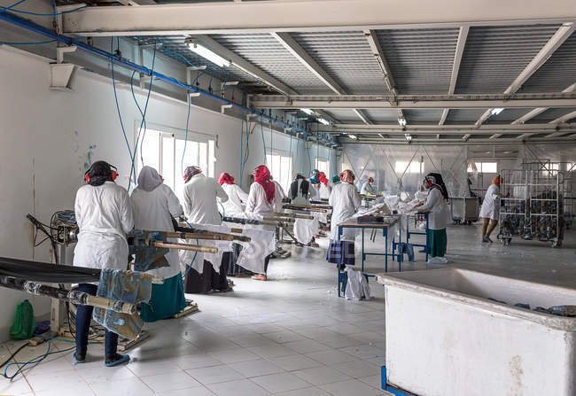 Танжер, Марокко-Квітень 18,2016: Промислове швейне обладнання та машиністами працює в черзі — стокове фото