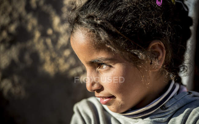 Арабських дівчинка фотографіях хтось дивитися вбік — стокове фото