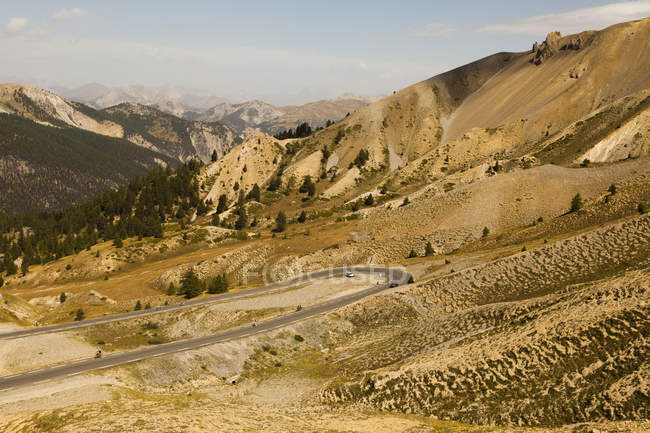 Estrada sinuosa nas montanhas — Fotografia de Stock