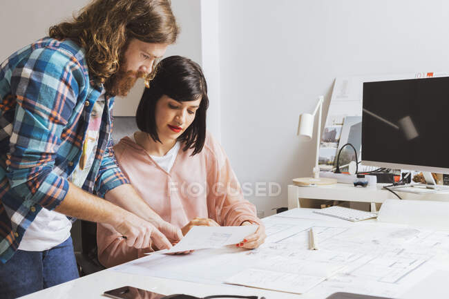 Seitenansicht des Architektenteams diskutiert Bauplan während der Teamarbeit im Büro — Stockfoto
