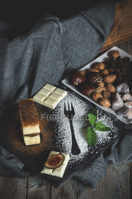 Cheesecake with figs and strawberry jam — Stock Photo