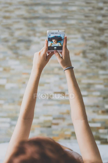 Weibliche Hände machen Selfie — Stockfoto