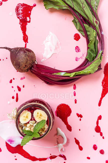 Jar with beet smoothie on pink — Stock Photo