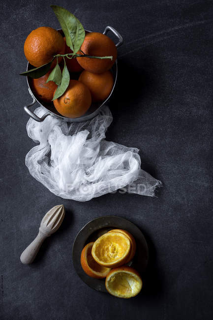Mandarinas en la mesa con servilleta - foto de stock