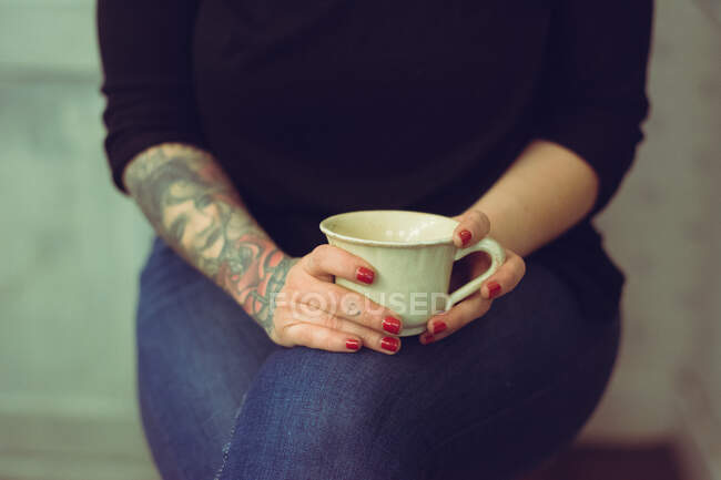 Woman holding a cup — Stock Photo