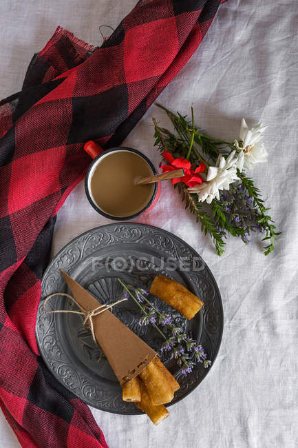 Тарелка с чуррос и лавандовым латте — стоковое фото