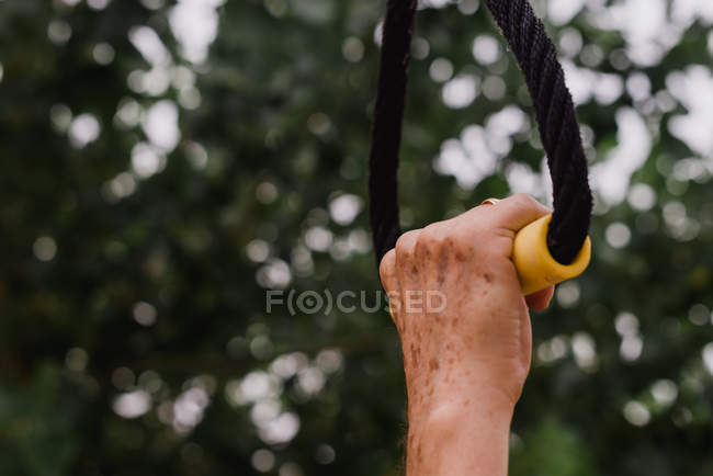 Schnitte Bild der Seniorin Hand hält Gymnastikseil mit Griff — Stockfoto