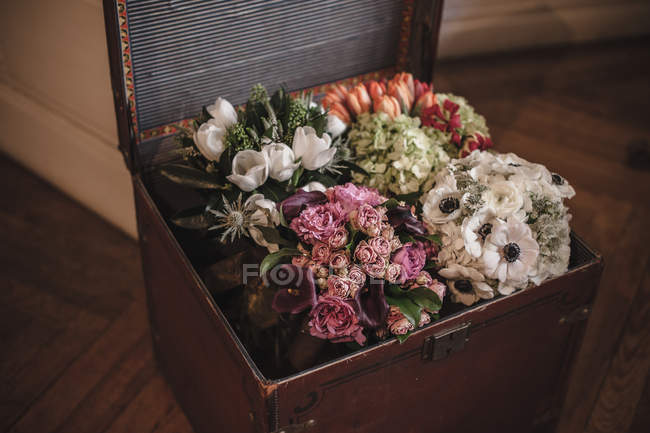 Trunk box of different wedding bouquets — Stock Photo