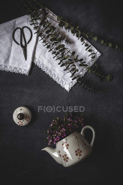 Blumen auf schwarzem Hintergrund. Flache Lage, Draufsicht. Blumen Hintergrund — Stockfoto