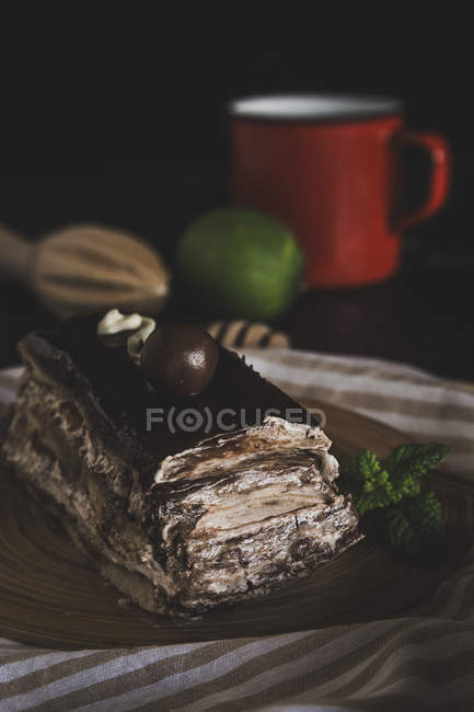 Pastel de chocolate en plato de arcilla - foto de stock