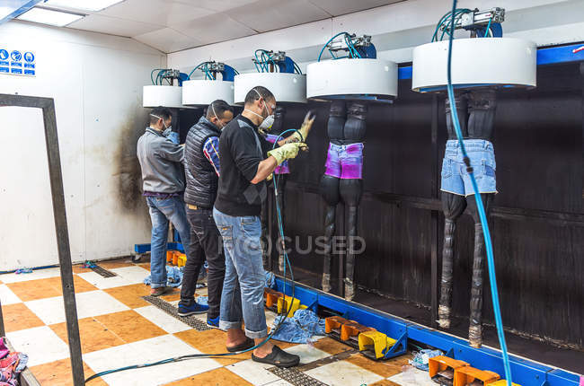 TANGIER, MOROCCO- April 18,2016: people dying jeans skirts at clothing manufactures — Stock Photo