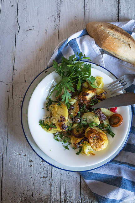 Direkt über der Ansicht von Bratkartoffeln im Teller auf dem Tisch — Stockfoto