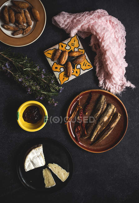 Différents apéritifs sur la table — Photo de stock