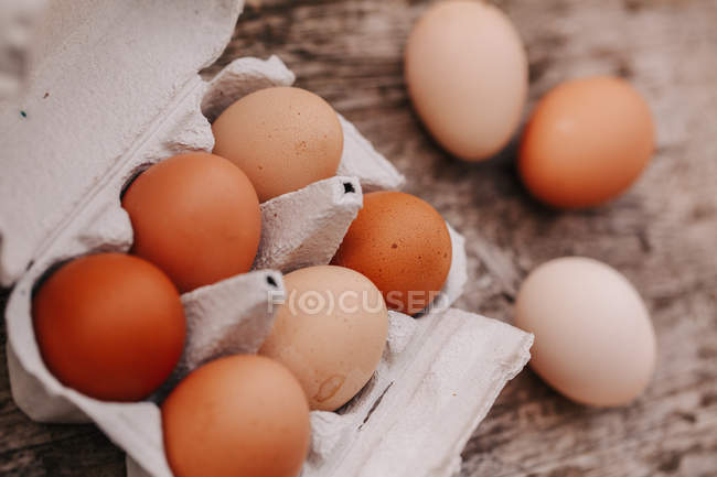 Huevos sobre mesa de madera - foto de stock