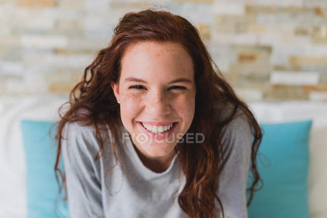 Lächelndes Ingwermädchen blickt in die Kamera — Stockfoto