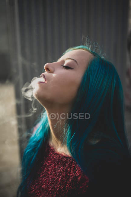 Retrato de cabelos azuis meninas adolescentes fumando na cena da rua — Fotografia de Stock