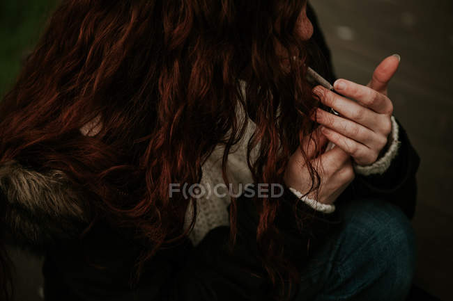 Crop ragazza zenzero accendendo sigaretta — Foto stock