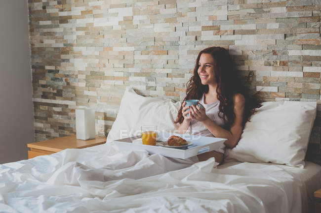 Femme avec petit déjeuner au lit — Photo de stock