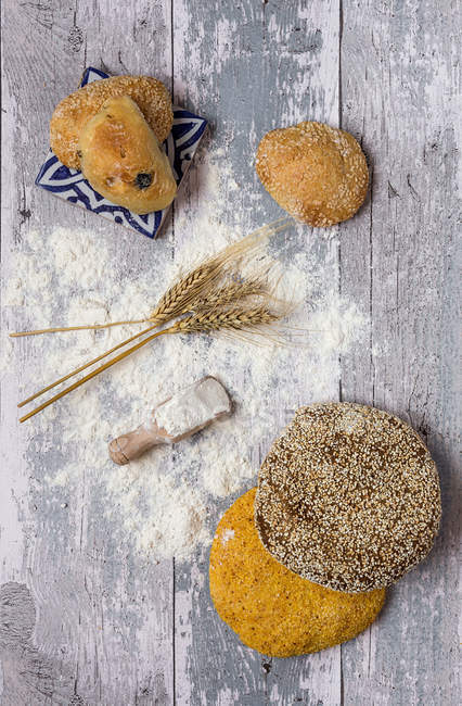 Pão rural com farinha na mesa de madeira — Fotografia de Stock