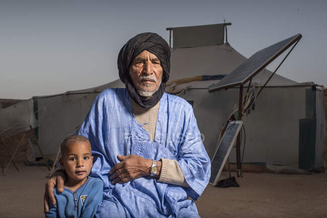 Araber mit traditionellem Handtuch posiert mit Kind. Horizontale Außenaufnahmen. — Stockfoto