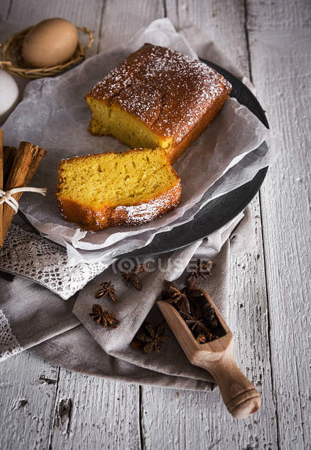 Vista ad alto angolo di fette di torta al limone su palte over table con ingredienti su tavolo di legno rurale — Foto stock