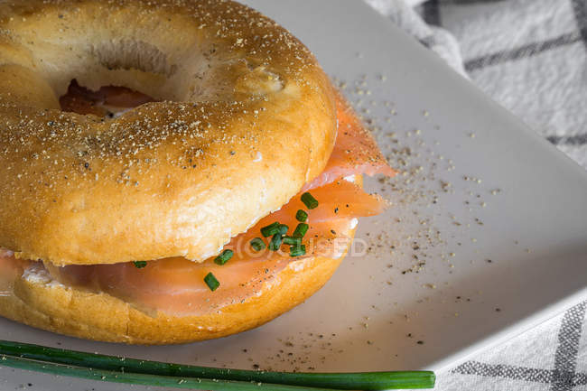 Crop bagel with smoked salmon and cream cheese — Stock Photo