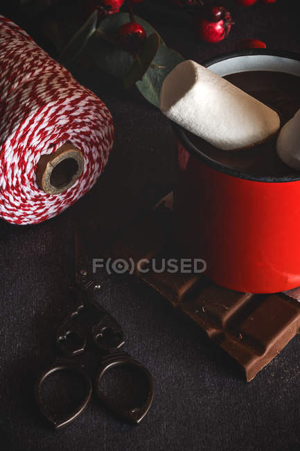 Горщик з гарячим шоколадом і зефіром — стокове фото