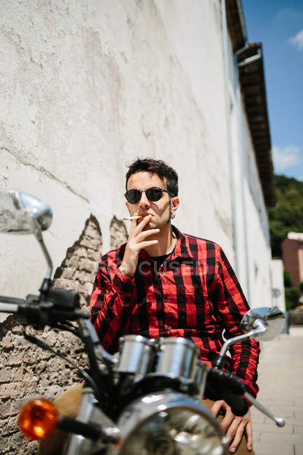 Homme fumant à moto — Photo de stock