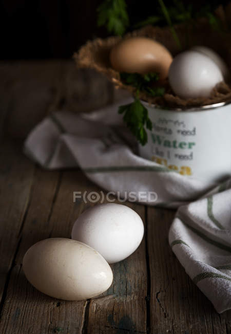 Stillleben von Hühnereiern auf Holztisch — Stockfoto