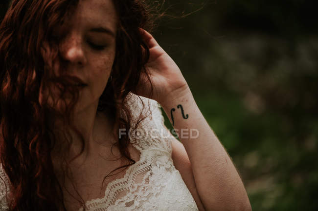 Portrait de fille gingembre sensuelle avec tatouage au poignet — Photo de stock