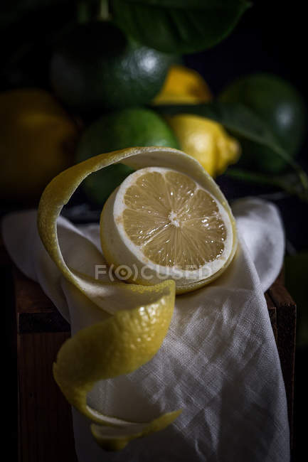 Geschälte Zitrone mit Zitrusfrüchten — Stockfoto