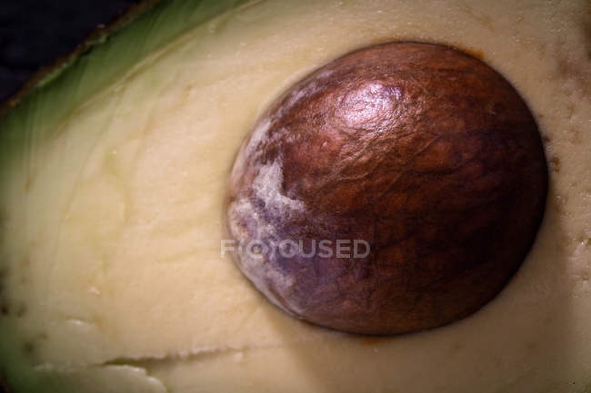 Avocado half with pit — Stock Photo