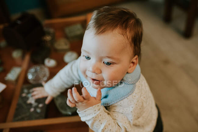 Милий маленький хлопчик вдома — стокове фото