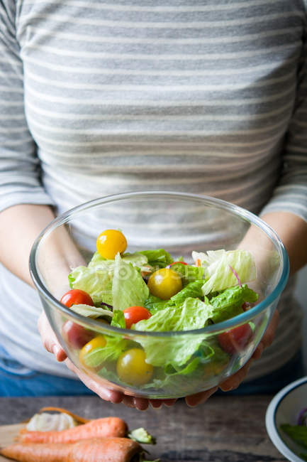 Mittelteil der Frau hält Schüssel mit Salat — Stockfoto