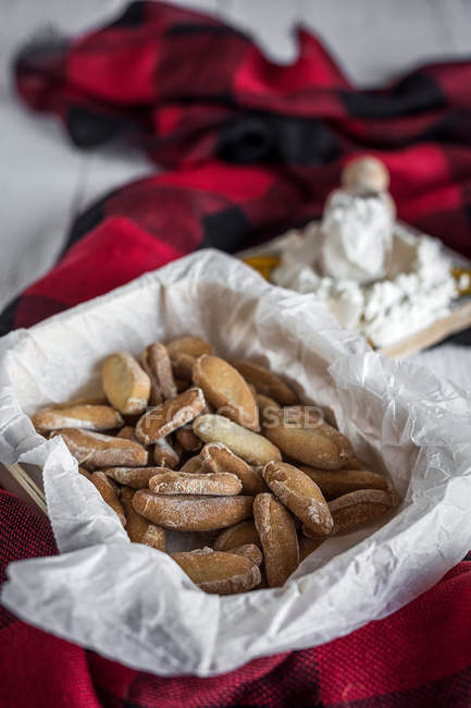 Palillo de pan con harina y trigo - foto de stock
