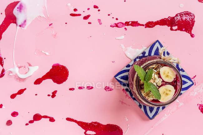 Pot avec smoothie à la betterave sur rose — Photo de stock