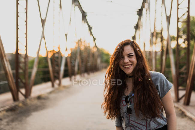 Menina com um confete no cabelo sorri para a câmera — Fotografia de Stock