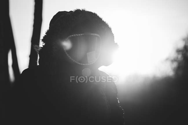 Retrato de homem vestindo capuz casaco e máscara de gás no campo — Fotografia de Stock