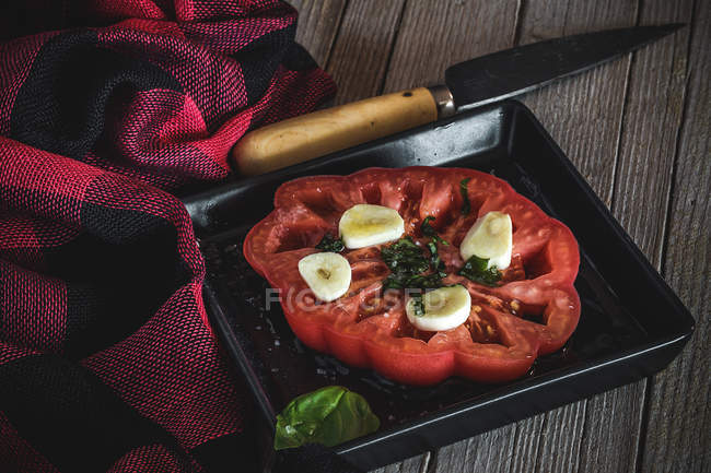 Tomate servie avec basilic et ail — Photo de stock
