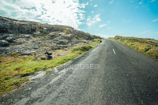 Прямая горная дорога поднимается к горизонту — стоковое фото