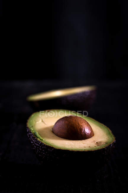 Avocado halves with pit — Stock Photo