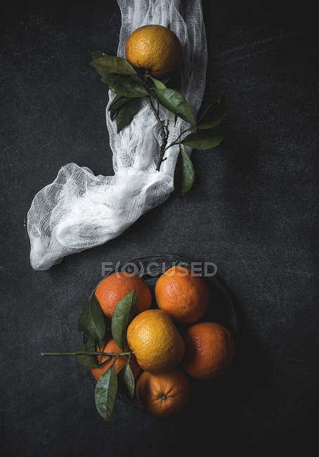 Tangerines sur table avec serviette — Photo de stock