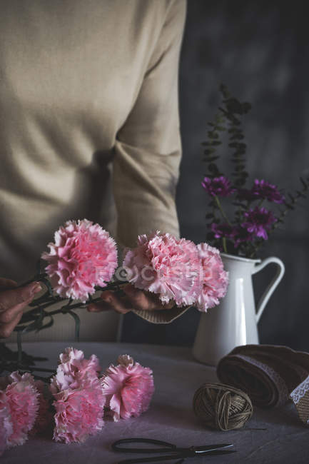Mittelteil der Blumenhändlerin, die Blumen für das Bouquet auswählt — Stockfoto