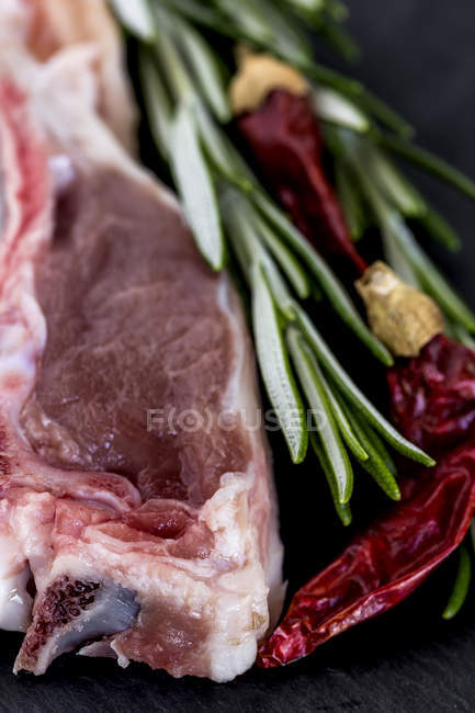 Raw lamb ribs on black plate — Stock Photo