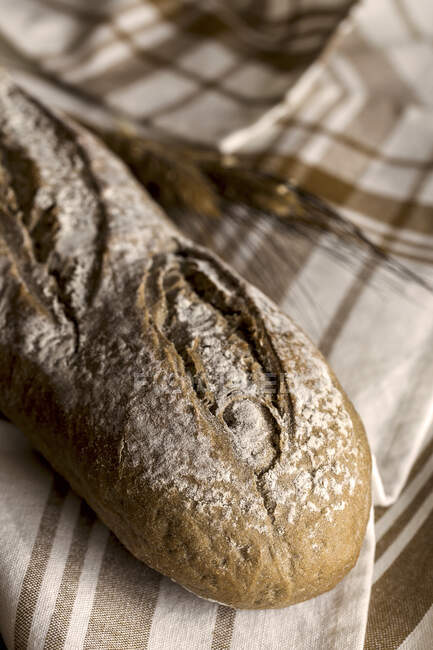 Panes de pan integral sobre mesa de madera - foto de stock